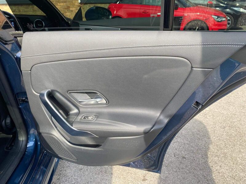 MERCEDES-BENZ CLA